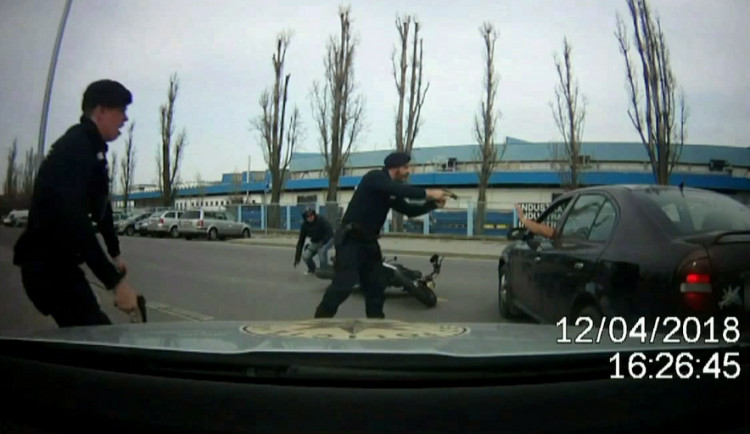 VIDEO: Zfetovaný řidič v Brně ujížděl policistům, narážel do aut a málem srazil motorkáře