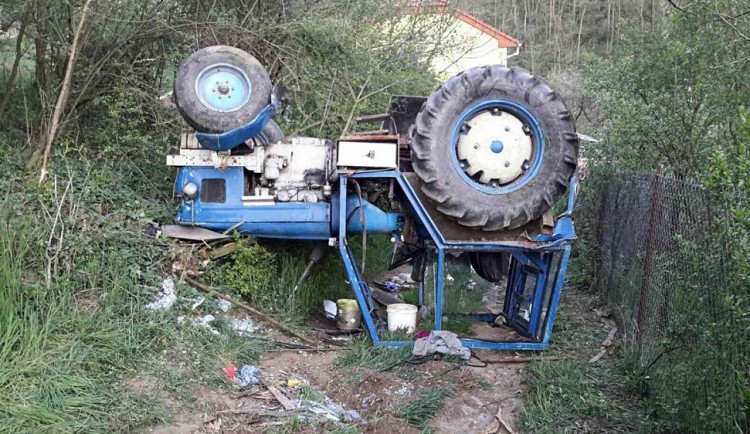 Na Brněnsku se převrátil traktor, řidiče museli vyprošťovat hasiči