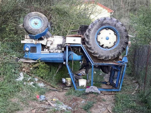 Na Brněnsku se převrátil traktor, řidiče museli vyprošťovat hasiči