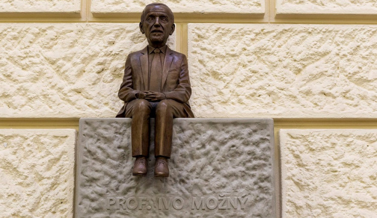 Soška Iva Možného od sochaře Jiřího Sobotky