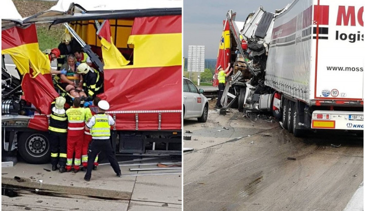 Nehoda tří kamionů uzavřela dálnici D1 na Prahu od 120. kilometru, hasiči musel vyprošťovat řidiče