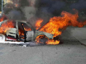 Dvě auta skončila na brněnském parkovišti v plamenech