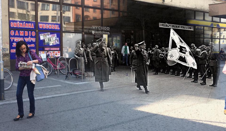 Hitler vystupující z hlavního nádraží