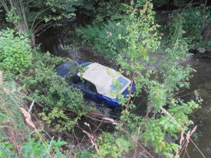Opilý cizinec poslal auto do potoka a od nehody utekl, nadýchal víc než dvě a půl promile