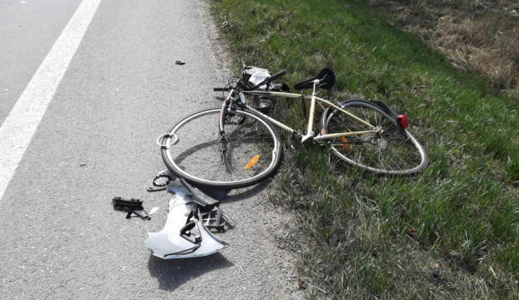 Řidič nestihl předjížděcí manévr a srazil cyklistu z kola na silnici