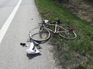 Řidič nestihl předjížděcí manévr a srazil cyklistu z kola na silnici