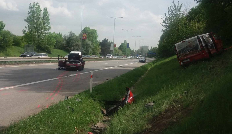 Řidič v Brně náhle zastavil na kraji silnice, zezadu ho srazila dodávka. Muž na místě zemřel