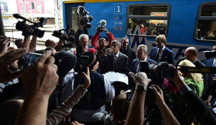 FOTO: Premiér s vládou v demisi dorazili do Brna. Babiš se podivil nad cenou nového nádraží