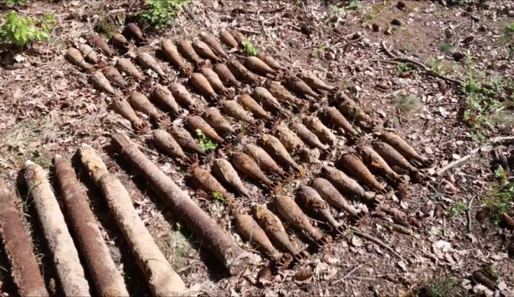 VIDEO: Hledač kovů našel tři čtvrtě tuny dělostřeleckých granátů. Pyrotechnik je odpálil