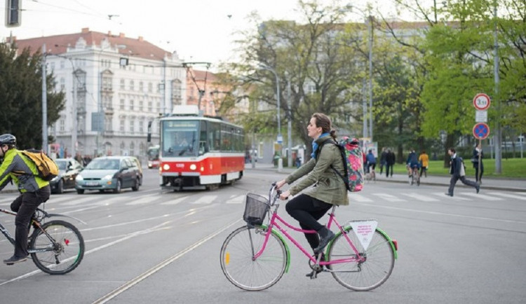 Do práce na kole letos v květnu jezdí v Brně dva a půl tisíce lidí, o šest set víc než loni