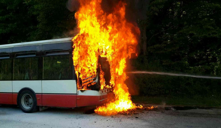 Na staré dálnici u Brna začal za jízdy hořet autobus