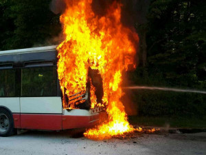 Na staré dálnici u Brna začal za jízdy hořet autobus
