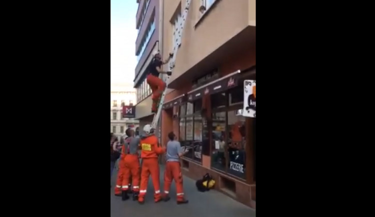 VIDEO: Malý chlapeček lezl v Brně po parapetu okna. Hasiči byli na místě do několika minut