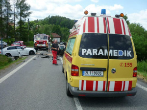 Ve Strážnici se čelně srazila dvě auta. Při nehodě zemřela spolujezdkyně, sedm lidí se zranilo