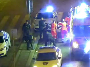 VIDEO: Muži se na hlavním nádraží v Brně zastavilo srdce,  strážníci ho přivedli zpět k životu
