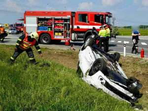 U Pohořelic se srazila dvě auta s motorkářem. Řidička a dvě děti utrpěly zranění