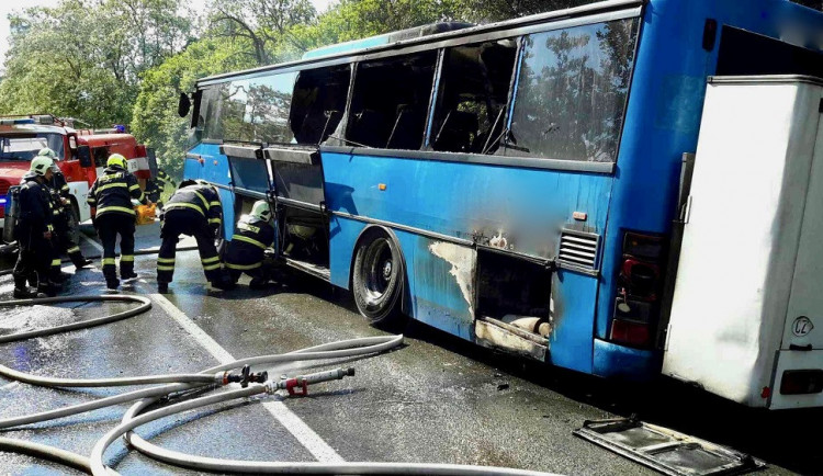 FOTO: Autobus plný školáků začal za jízdy hořet, všichni naštěstí stihli včas utéct