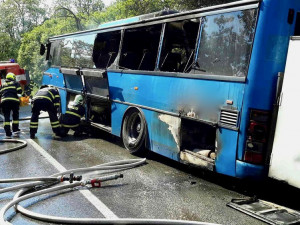 FOTO: Autobus plný školáků začal za jízdy hořet, všichni naštěstí stihli včas utéct