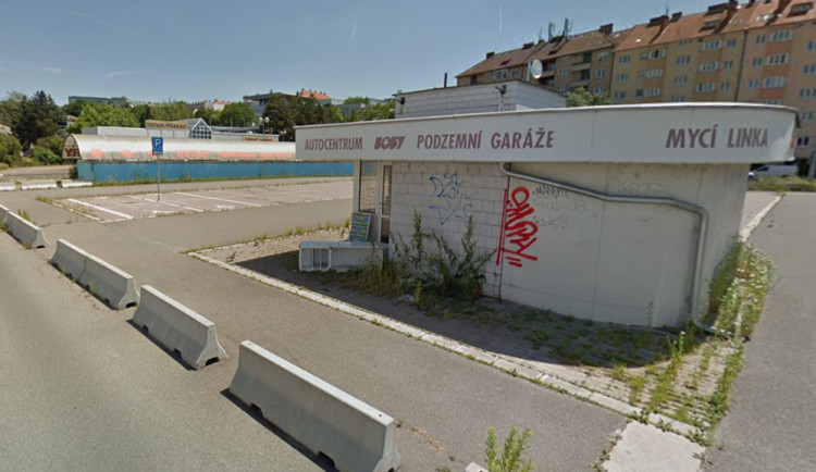 Podnikatel Procházka není spokojený, že "střechu" jeho podzemních garáží používá město a veřejnost