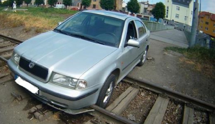 VIDEO: Opilý muž jel autem v Brně po kolejích, podle svědků se snažil najet i na lávku pro pěší