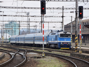 Mezi Břeclaví a Brnem srazil vlak člověka, muž na místě zemřel