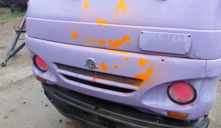 FOTO: Neznámý vandal posprejoval tři náklaďáky, bagr, teréňák a trabanta