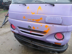 FOTO: Neznámý vandal posprejoval tři náklaďáky, bagr, teréňák a trabanta