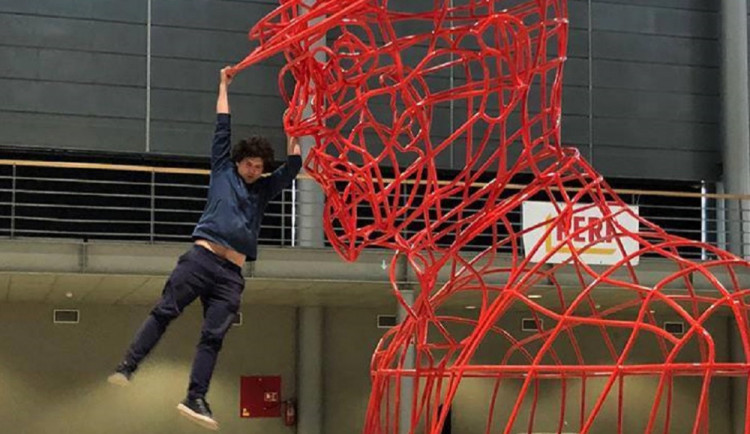 Maxim Vlčovský testuje svou sochu TGM z ocelových trubek