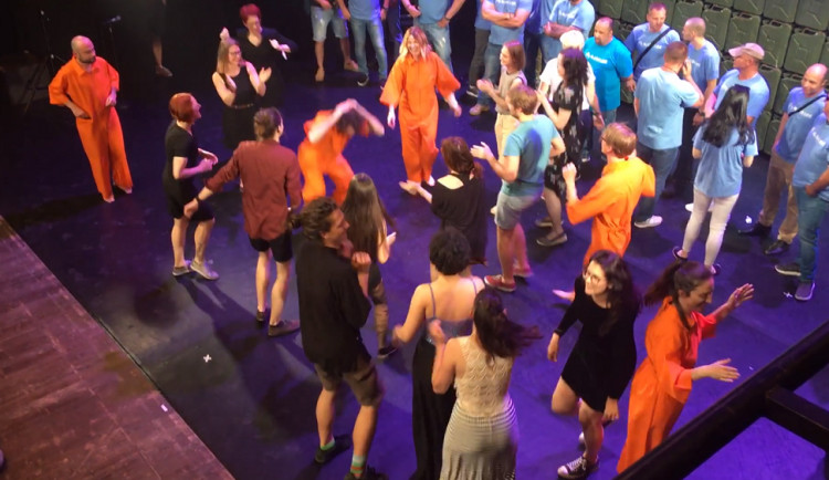 VIDEO: Příslušníci hnutí Slušní lidé zablokovali divadelní představení. Diváci začali spontánně tančit na pódiu