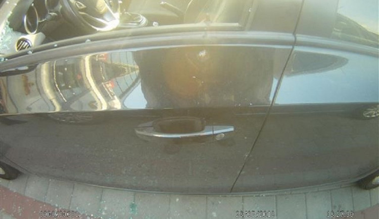 VIDEO: Rodiče nechali tříletou holčičku v rozpáleném autě, strážníci museli rozbít okno