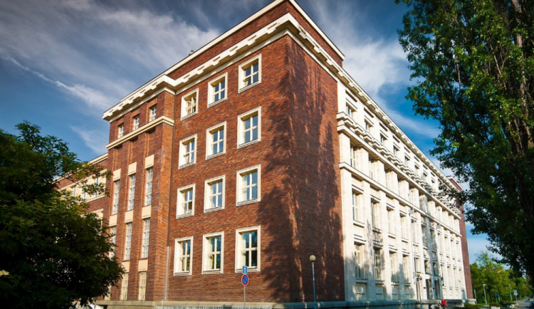 Právnická fakulta v Brně se částečně uzavře. Budova má narušenou statiku