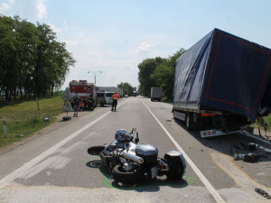 FOTO: Řidič kamionu se nevěnoval řízení. Naboural dva náklaďáky, osobák a motorku