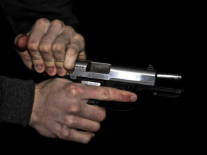 Muž v Brně vytáhl po hádce na přítelkyni zbraň a vyhrožoval ji zastřelením