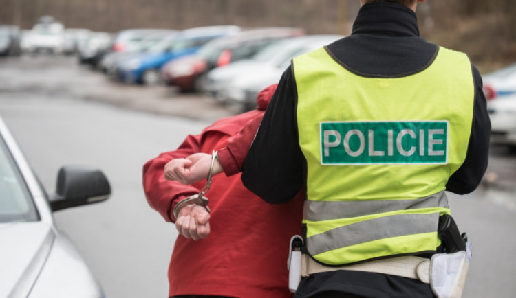 Mladík se s pistolí v ruce pokusil vyloupit poštu. Pokladní na něj zařvala, ať vypadne. Tak šel