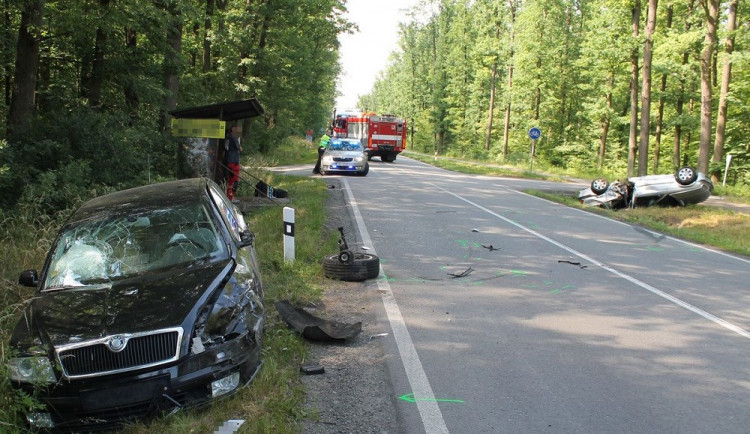 Jednadvacetiletý řidič v bavoráku předjížděl na plné čáře a trefil protijedoucí auto