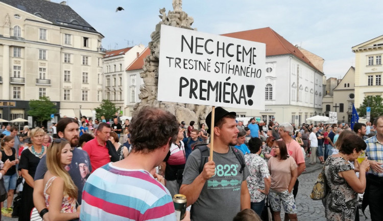 FOTO&VIDEO: Stovky lidí dnes v Brně demonstrovaly proti Andreji Babišovi