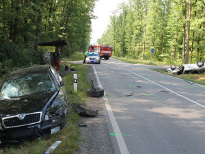 Jednadvacetiletý řidič v bavoráku předjížděl na plné čáře a trefil protijedoucí auto