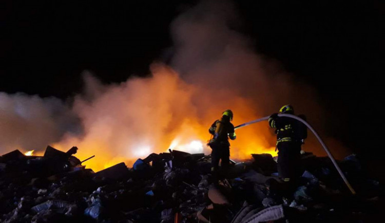 FOTO&VIDEO: Hasiči od úterý bojují s mohutným požárem skládky na Vyškovsku