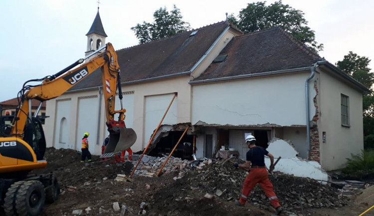 FOTO: V Zastávce u Brna se částečně zřítila kaple