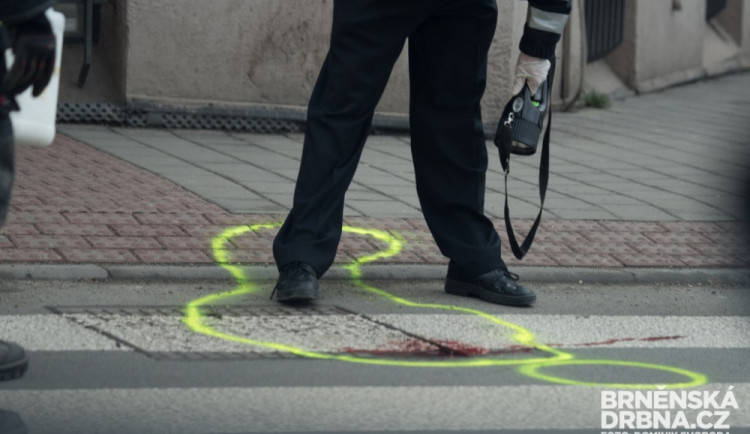 Řidič srazil chodce na přechodu, muž při převozu do nemocnice zemřel. Policisté hledají svědky