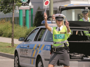 Řidič se vyřítil na náměstí v autě s poškozenou karoserií a prázdnými koly. Nadýchal tři a půl promile