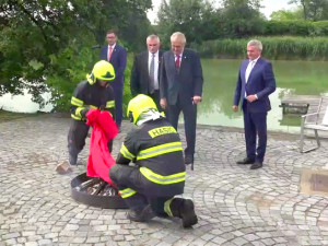 Prezident Zeman svolal tiskový brífink, aby mohl veřejně spálit velké červené trenýrky