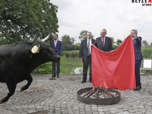 FOTO: Zeman toreador nebo Zeman aktivista. Internet se baví vtipy o prezidentově pálení trenýrek