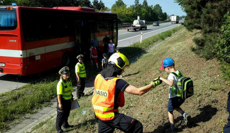 FOTO: Na D1 u Vyškova začal hořet autobus s padesáti dětmi. Nikomu se naštěstí nic nestalo