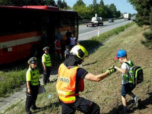 FOTO: Na D1 u Vyškova začal hořet autobus s padesáti dětmi. Nikomu se naštěstí nic nestalo