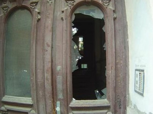 Naštvaný partner rozbil v Brně domovní dveře, protože mu přítelkyně odmítla otevřít