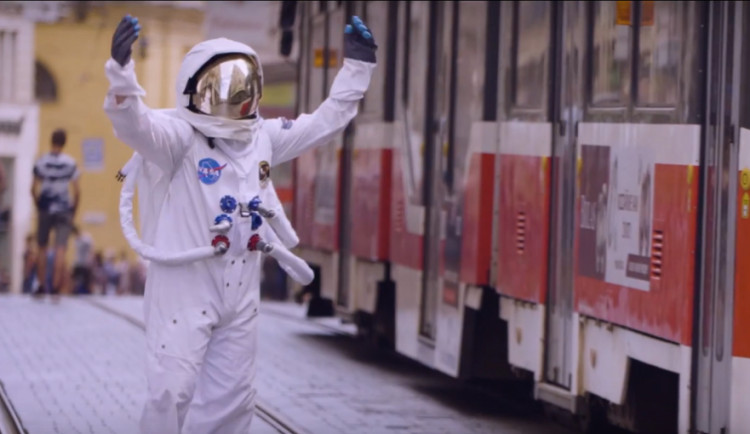 VIDEO: Do centra Brna spadnul astronaut 