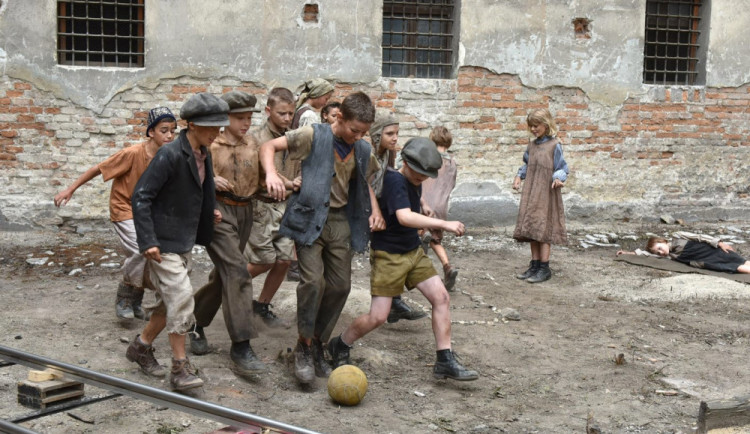 FOTO: Káznici na Cejlu obsadili filmaři. Natáčí zde drama z druhé světové války