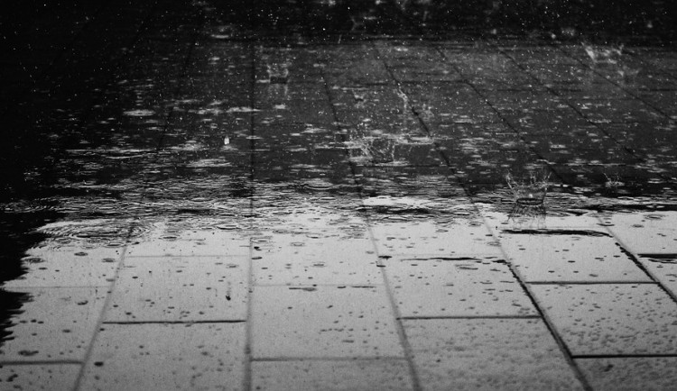 POČASÍ NA ČTVRTEK: Zataženo, déšť a místy i bouřky
