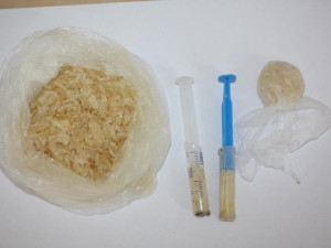 FOTO: Dvojice dealerů prodávala po Brně heroin, pervitin a kokain